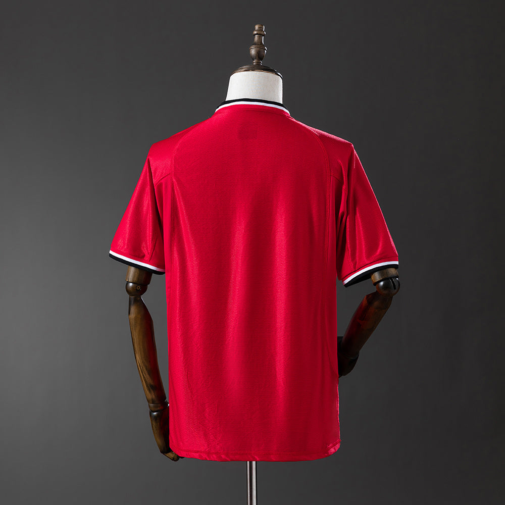 Camiseta retro Manchester United 2000/01 primera equipación detalle escudo Premier – Cortita y al Pie