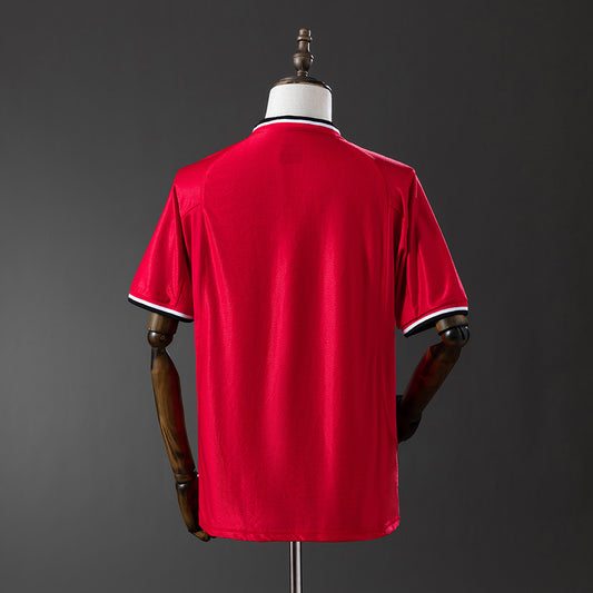 Camiseta retro Manchester United 2000/01 primera equipación detalle escudo Premier – Cortita y al Pie