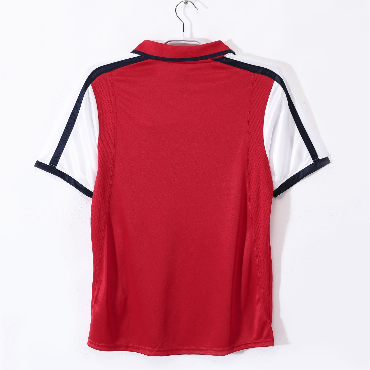Camiseta retro Arsenal 2001/02 primera equipación detalle escudo Highbury – Cortita y al Pie