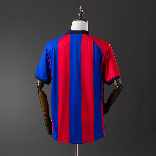 Camiseta retro FC Barcelona 2001/02 primera equipación detalle escudo – Cortita y al Pie