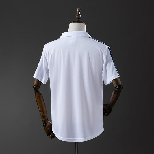 Camiseta retro Real Madrid 2002/03 primera equipación detalle escudo Galácticos – Cortita y al Pie