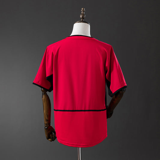 Camiseta retro Manchester United 2002/03 primera equipación detalle escudo Ronaldo debut – Cortita y al Pie