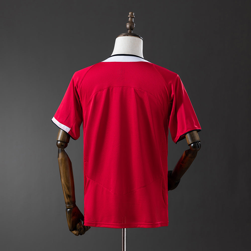 Camiseta retro Manchester United 2004/05 primera equipación detalle escudo Ronaldo – Cortita y al Pie