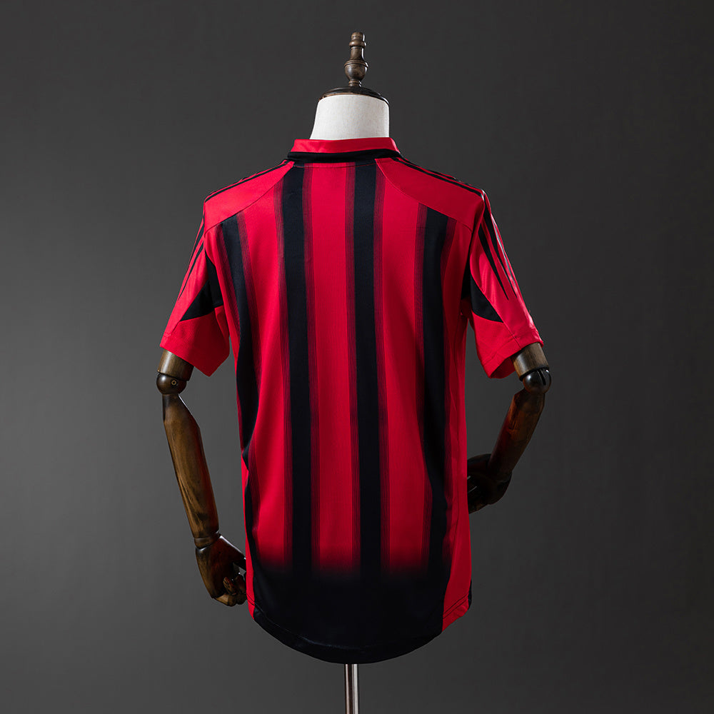 Camiseta retro AC Milan 2004/05 primera equipación detalle escudo San Siro – Cortita y al Pie
