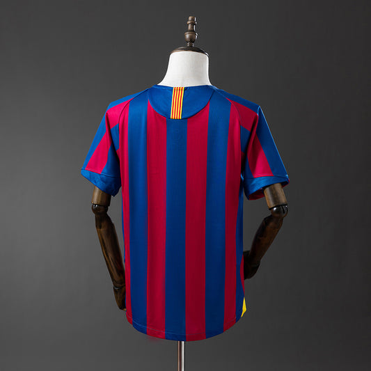 Camiseta retro FC Barcelona 2005/06 primera equipación detalle escudo Champions – Cortita y al Pie