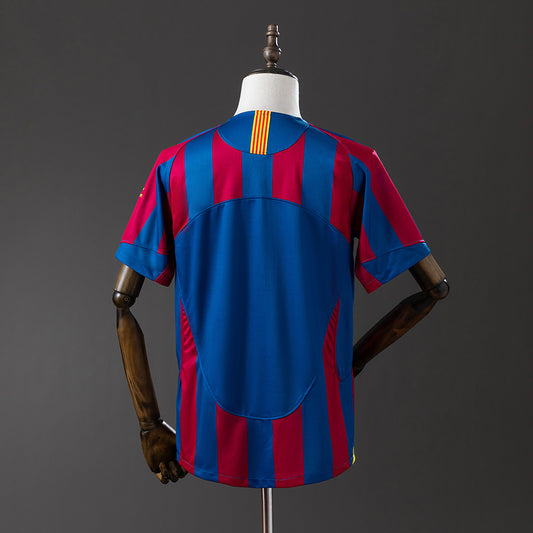 Camiseta retro FC Barcelona 2005/06 primera equipación final Champions detalle – Cortita y al Pie