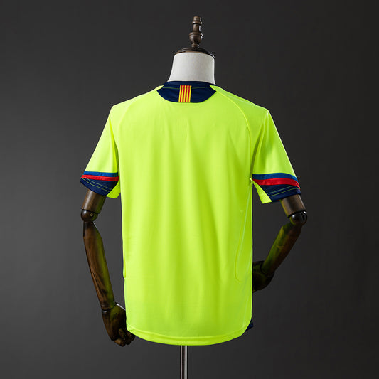 Camiseta retro FC Barcelona 2005/06 segunda equipación azul marino detalle escudo – Cortita y al Pie