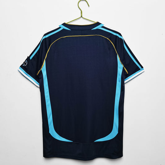 Camiseta retro Argentina 2006 segunda equipación azul detalle escudo AFA – Cortita y al Pie