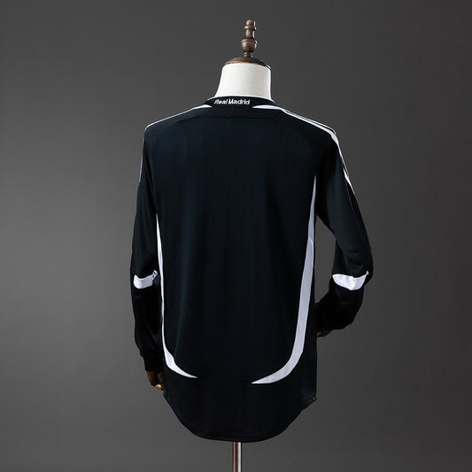 Camiseta retro Real Madrid 2006/07 segunda equipación manga larga detalle escudo – Cortita y al Pie