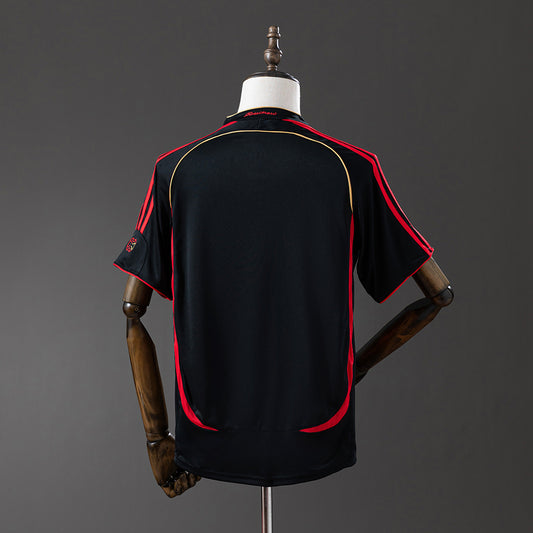 Camiseta retro AC Milan 2006/07 tercera equipación negra detalle escudo – Cortita y al Pie