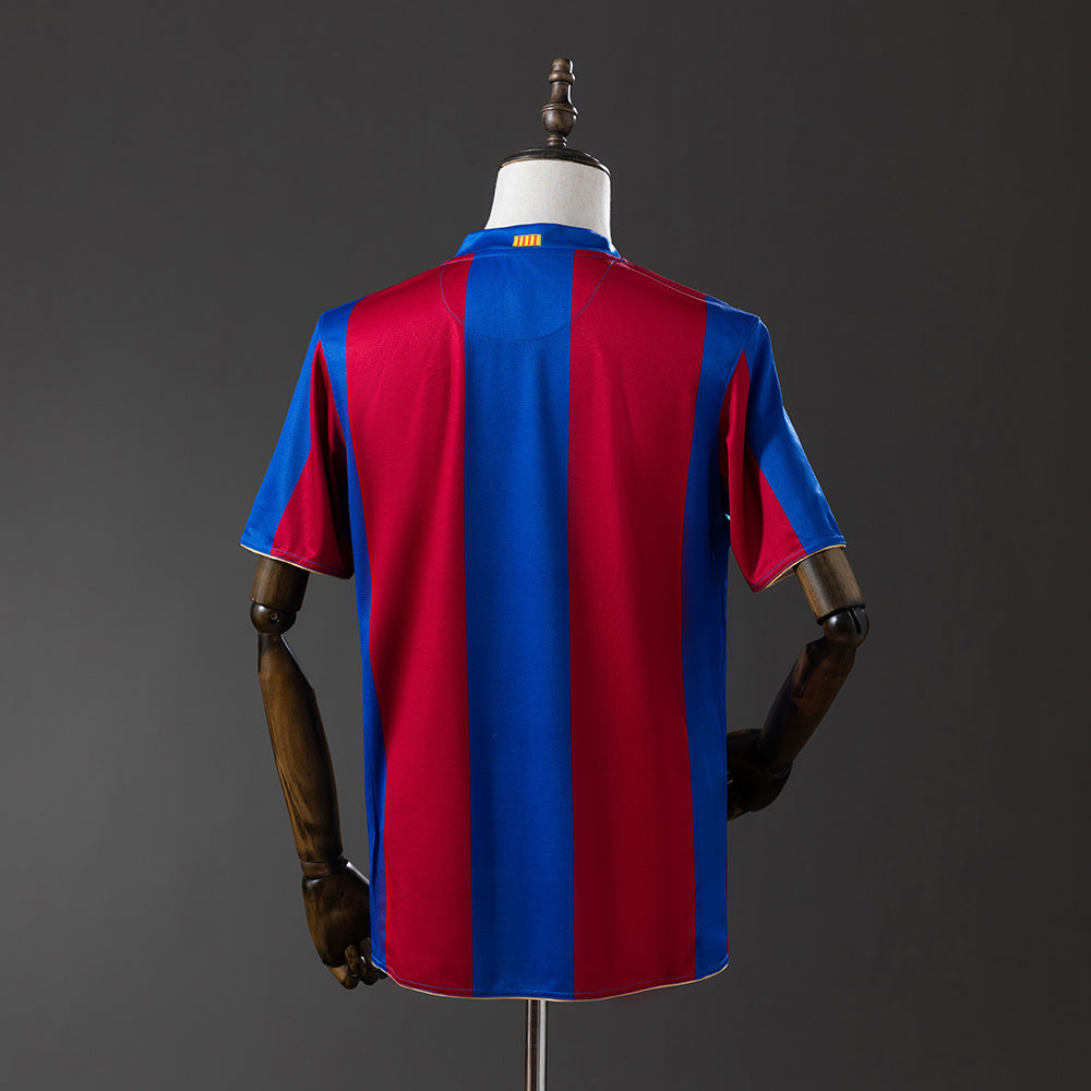 Camiseta retro FC Barcelona 2007/08 primera equipación detalle escudo Messi – Cortita y al Pie