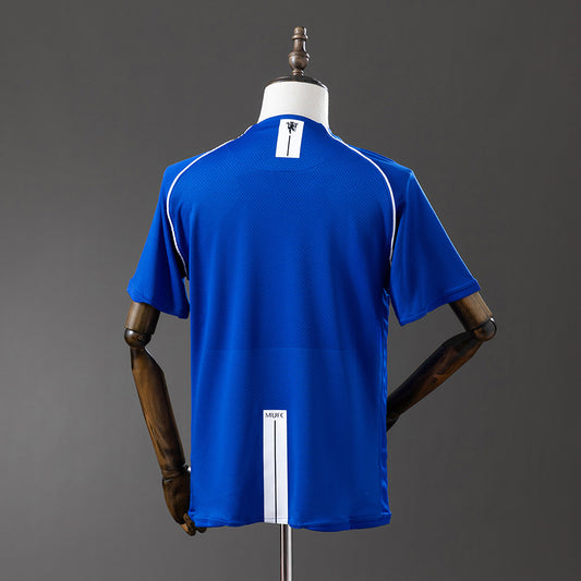 Camiseta retro Manchester United 2007/09 cuarta equipación detalle escudo – Cortita y al Pie
