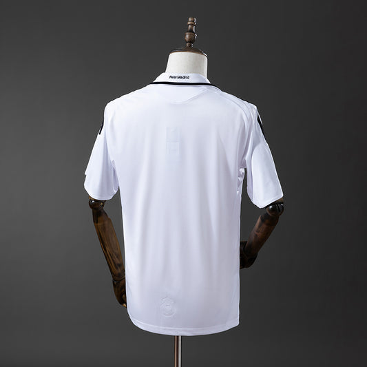 Camiseta retro Real Madrid 2008/09 primera equipación blanca detalle escudo – Cortita y al Pie