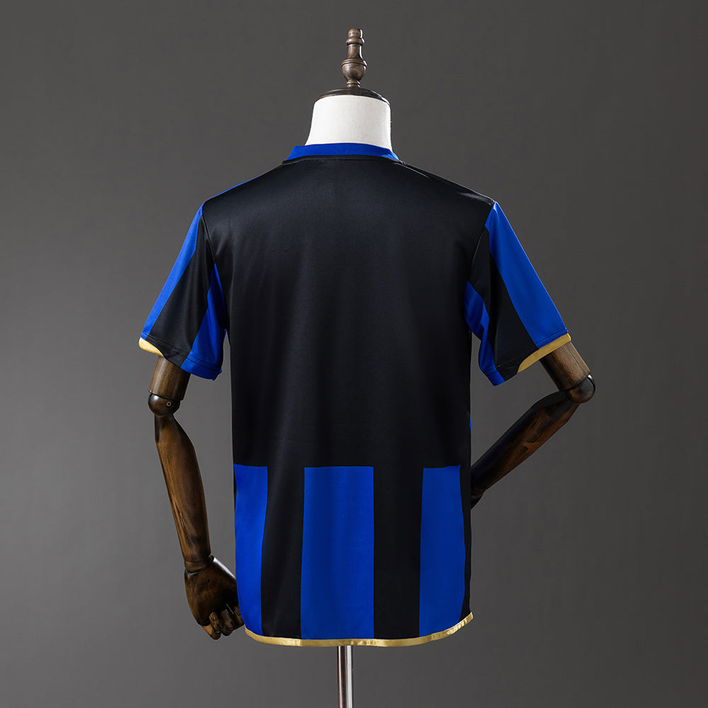 Camiseta retro Inter de Milán 2008/09 primera equipación detalle escudo San Siro – Cortita y al Pie