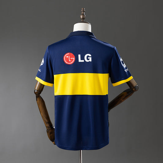 Camiseta retro Boca Juniors 2009/10 primera equipación detalle escudo – Cortita y al Pie