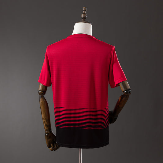 Camiseta retro Manchester United 2018/19 primera equipación detalle escudo Solskjaer – Cortita y al Pie