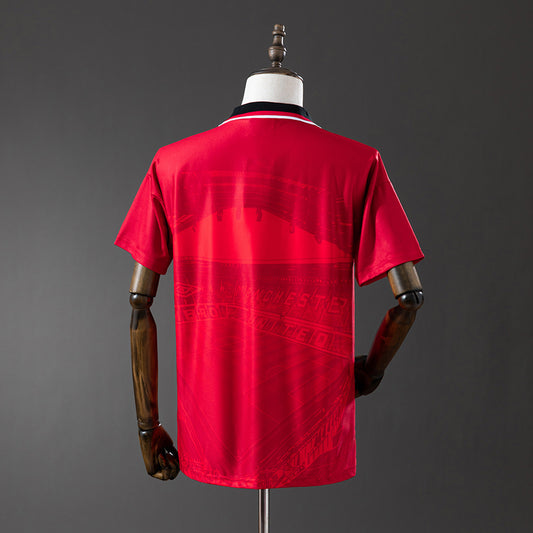 Camiseta retro Manchester United 1994/95 primera equipación detalle escudo Cantona – Cortita y al Pie