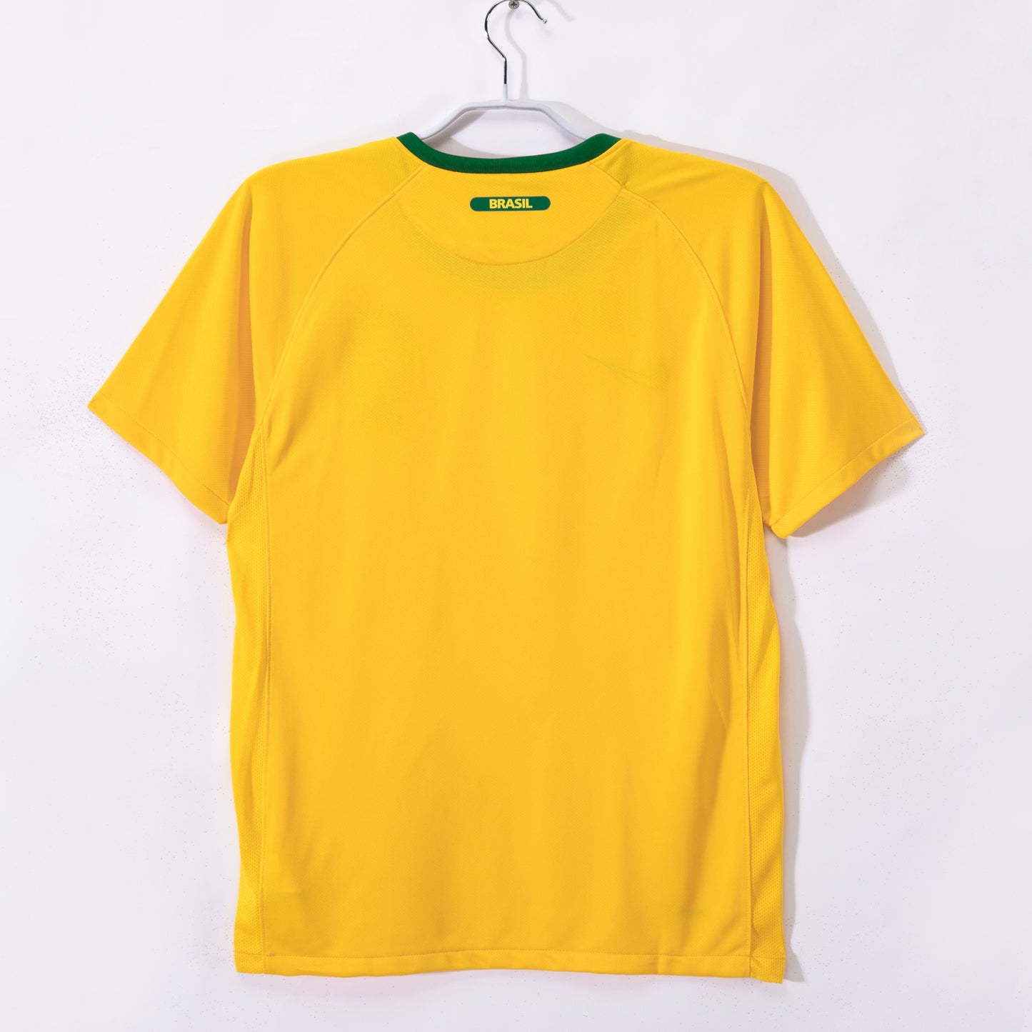Camiseta retro Brasil 2010 primera equipación detalle escudo CBF – Cortita y al Pie