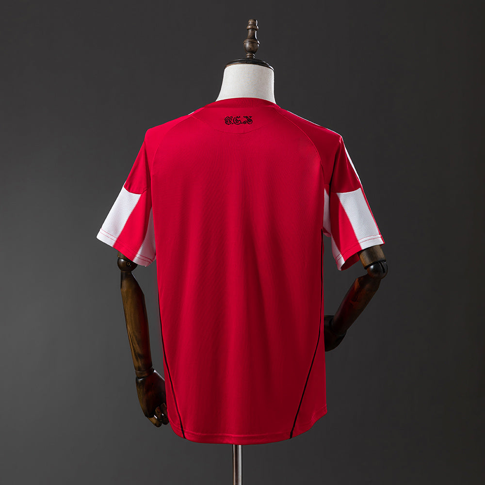 Camiseta retro Bayern Múnich 2010/11 primera equipación detalle escudo Allianz Arena – Cortita y al Pie