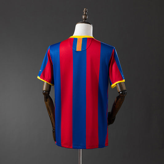 Camiseta retro FC Barcelona 2010/11 primera equipación detalle escudo Champions – Cortita y al Pie
