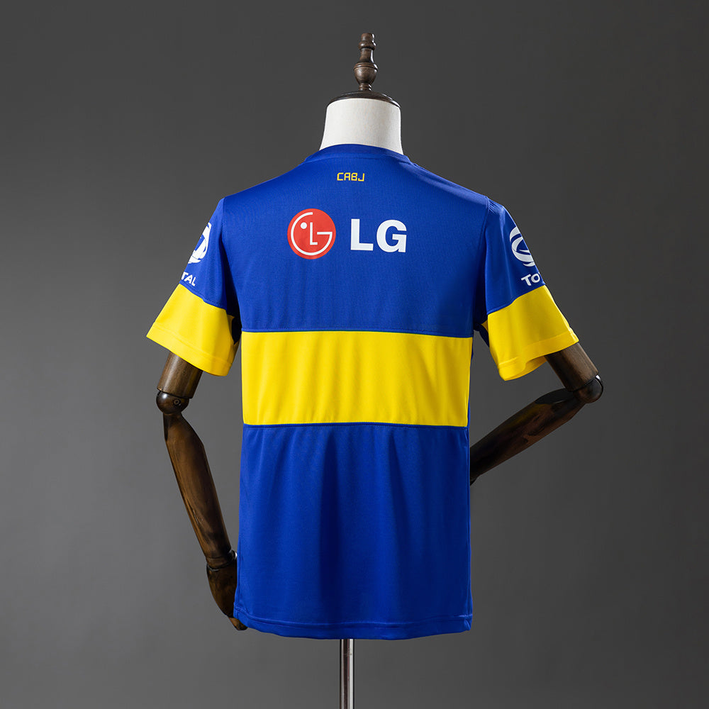 Camiseta retro Boca Juniors 2011/12 primera equipación detalle escudo – Cortita y al Pie