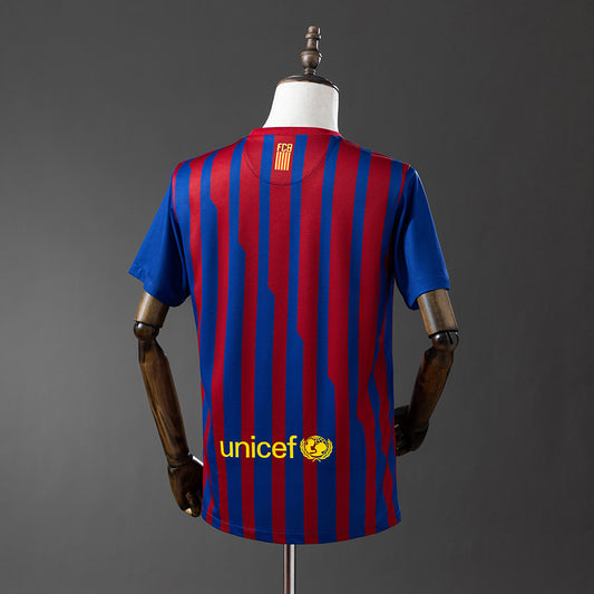 Camiseta retro FC Barcelona 2011/12 primera equipación detalle escudo Messi – Cortita y al Pie