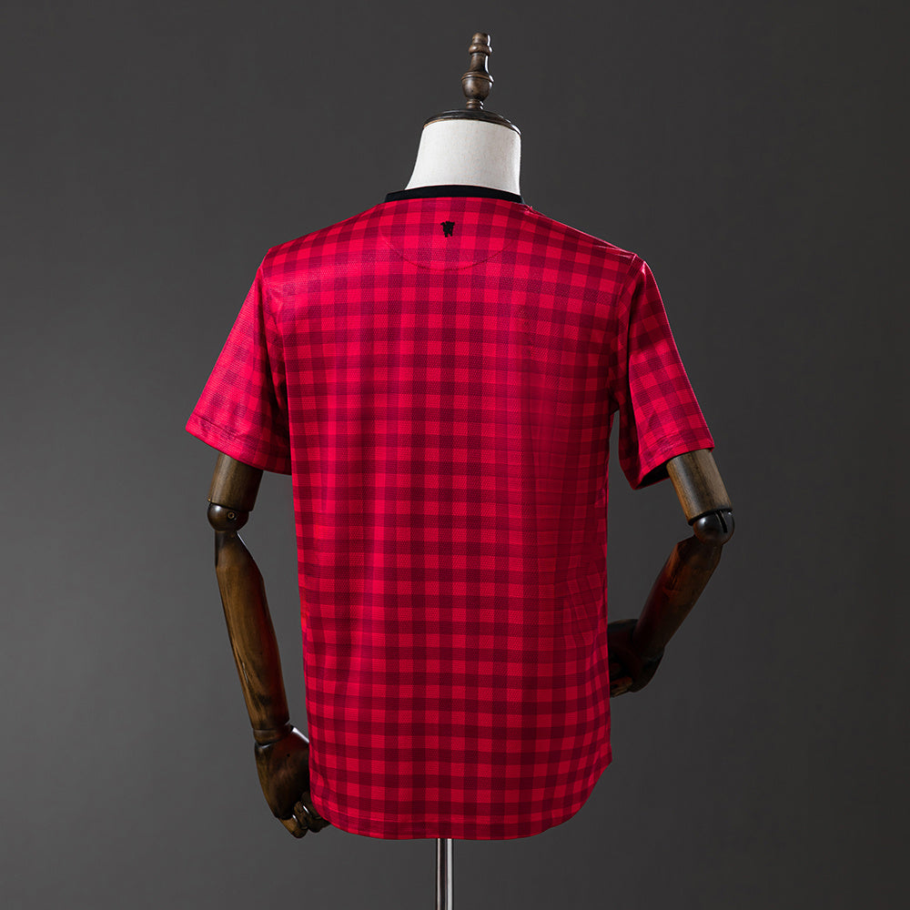 Camiseta retro Manchester United 2012/13 primera equipación detalle escudo último título – Cortita y al Pie