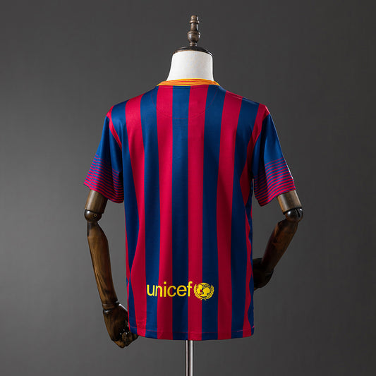 Camiseta retro FC Barcelona 2013/14 primera equipación detalle escudo Messi Neymar – Cortita y al Pie