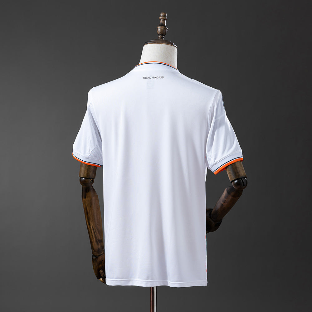Camiseta retro Real Madrid 2013/14 primera equipación blanca detalle escudo Décima – Cortita y al Pie