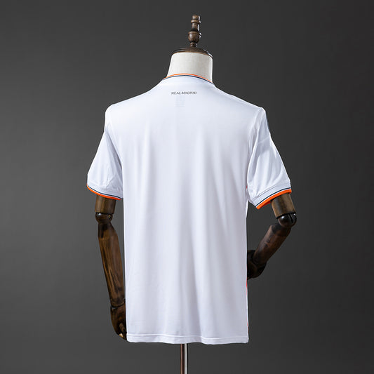 Camiseta retro Real Madrid 2013/14 primera equipación blanca detalle escudo Décima – Cortita y al Pie