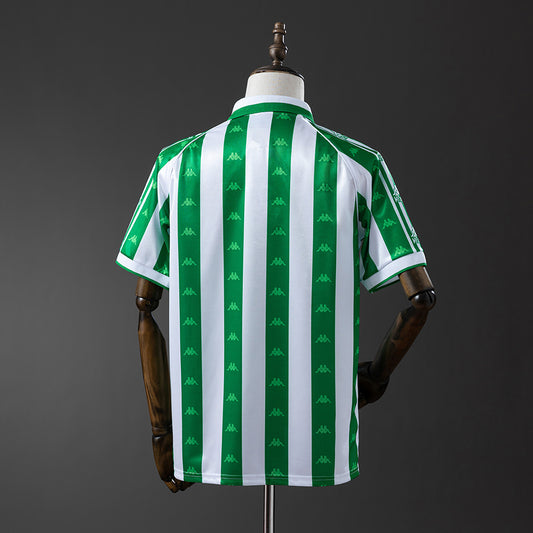 Camiseta retro Real Betis 1996/97 primera equipación detalle escudo – Cortita y al Pie