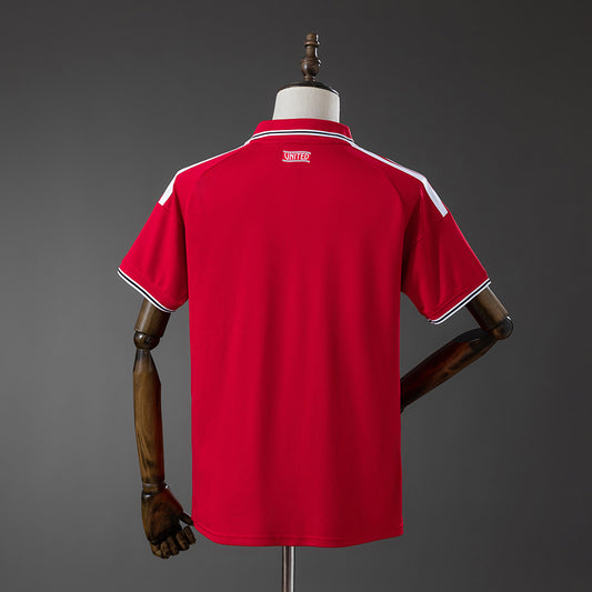 Camiseta Manchester United 2026/27 primera equipación versión fan detalle escudo – Cortita y al Pie