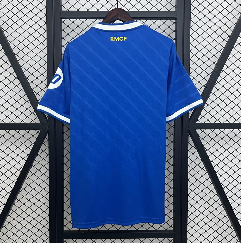 Camiseta Real Madrid 2025/26 tercera equipación versión fan negra detalle escudo – Cortita y al Pie