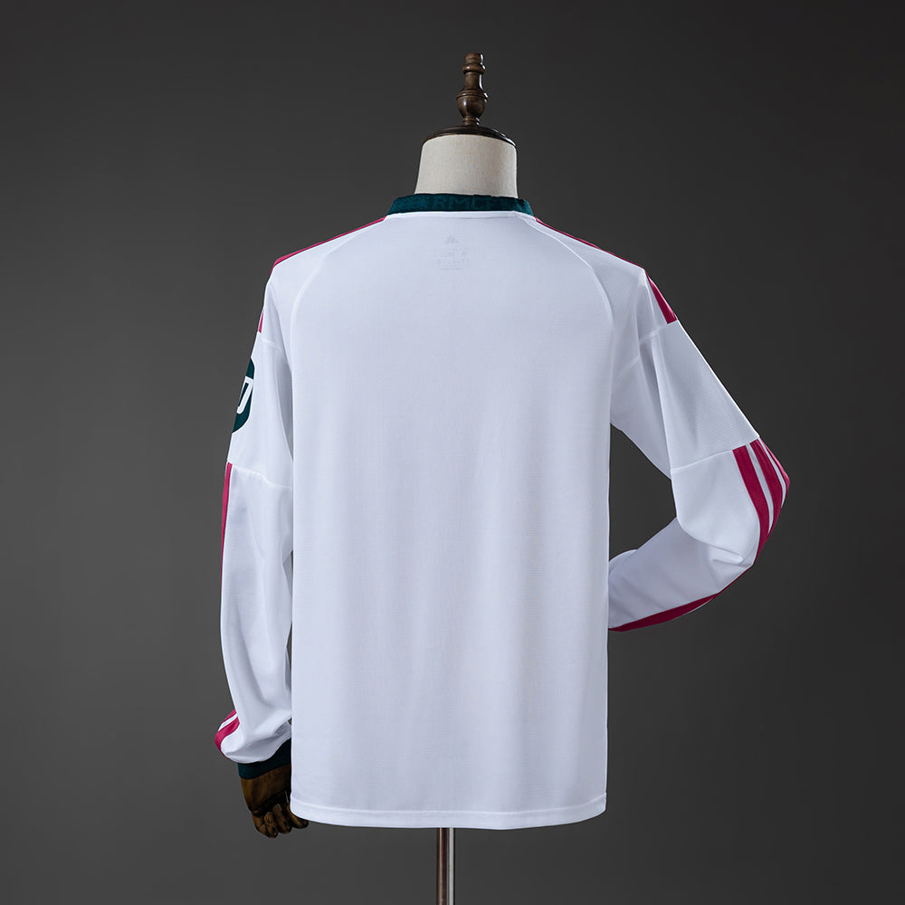 Camiseta Real Madrid 2026/27 primera equipación versión fan manga larga detalle – Cortita y al Pie