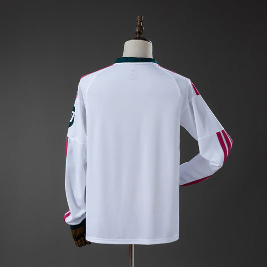 Camiseta Real Madrid 2026/27 primera equipación versión fan manga larga detalle – Cortita y al Pie