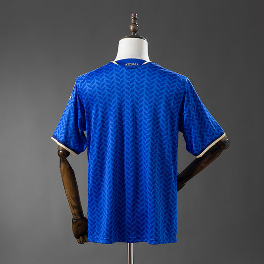 Camiseta Italia Mundial 2026 primera equipación versión fan detalle escudo FIGC – Cortita y al Pie