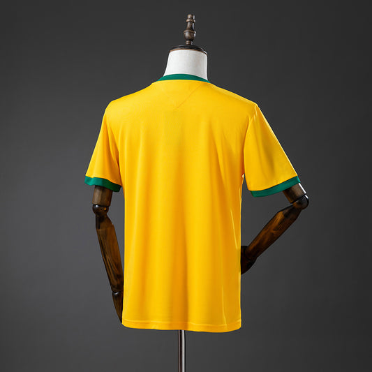 Camiseta retro Brasil 1970 primera equipación detalle escudo Pelé histórico – Cortita y al Pie