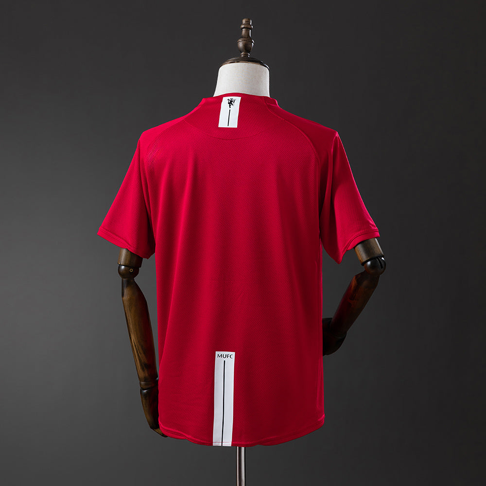 Camiseta retro Manchester United 2007/08 primera equipación final UCL detalle escudo – Cortita y al Pie