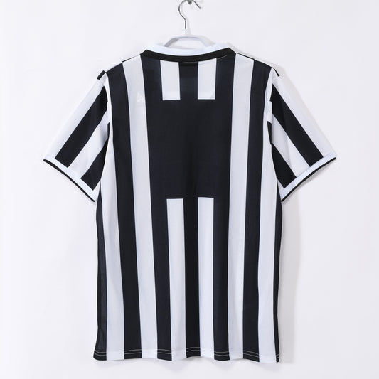 Camiseta retro Juventus 1994/95 primera equipación detalle escudo bianconeri – Cortita y al Pie