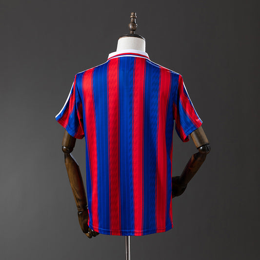 Camiseta retro Bayern Múnich 1995/96 primera equipación detalle escudo clásico – Cortita y al Pie