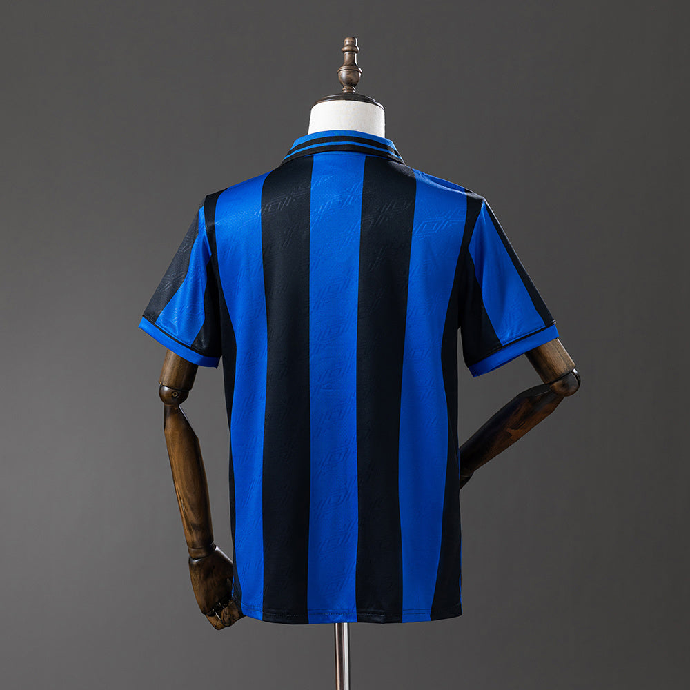 Camiseta retro Inter de Milán 1995/96 primera equipación detalle escudo San Siro – Cortita y al Pie