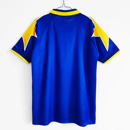 Camiseta retro Juventus 1996/97 tercera equipación detalle escudo Champions – Cortita y al Pie