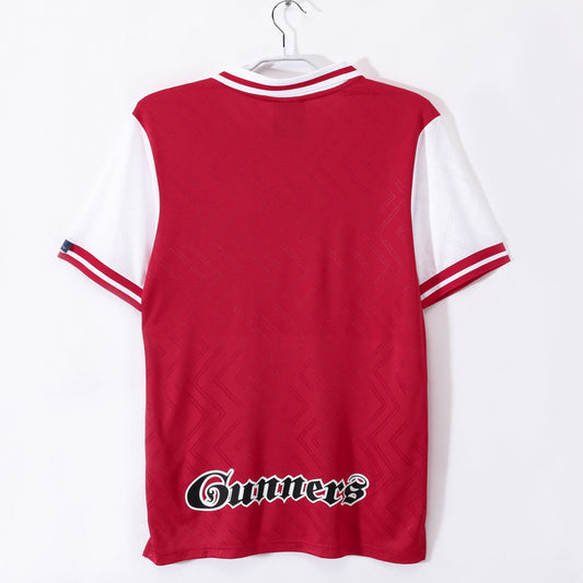 Camiseta retro Arsenal 1996/97 primera equipación detalle escudo Highbury – Cortita y al Pie