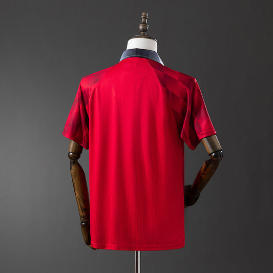 Camiseta retro Manchester United 1996/97 primera equipación detalle escudo Cantona – Cortita y al Pie