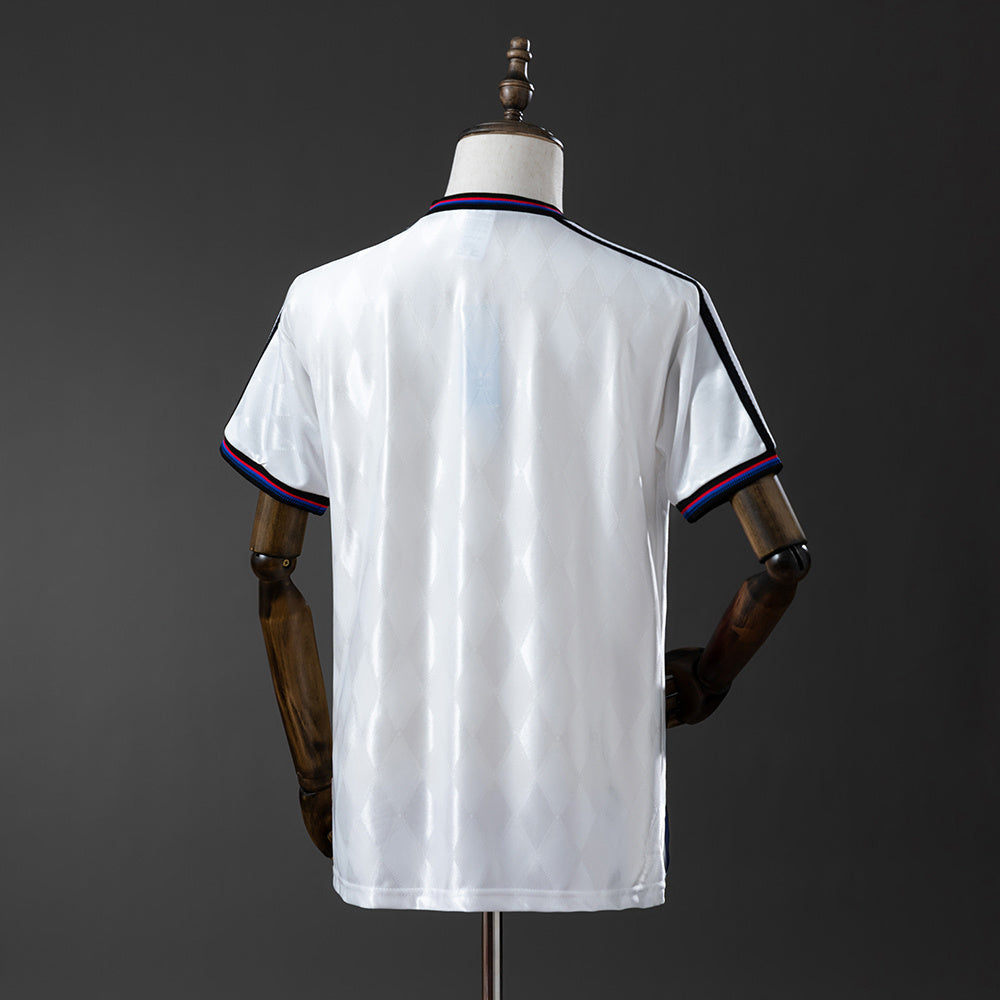 Camiseta retro Bayern Múnich 1996/97 segunda equipación detalle escudo – Cortita y al Pie
