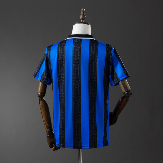 Camiseta retro Inter de Milán 1997/98 primera equipación detalle Ronaldo Nazário Copa UEFA – Cortita y al Pie
