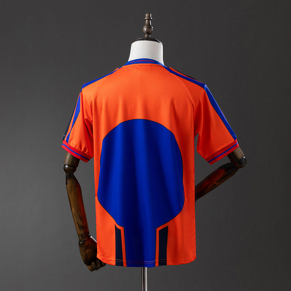 Camiseta retro FC Barcelona 1997/98 segunda equipación azul detalle escudo – Cortita y al Pie