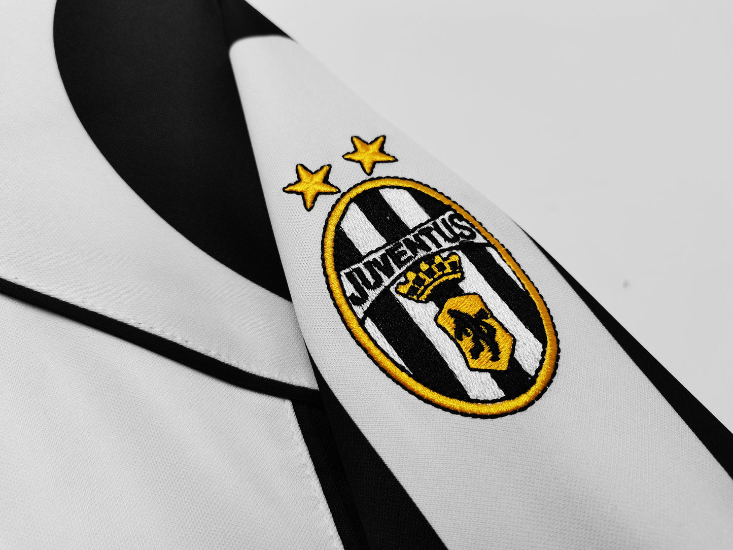 Camiseta retro Juventus 1997/98 primera equipación manga larga lateral – Cortita y al Pie