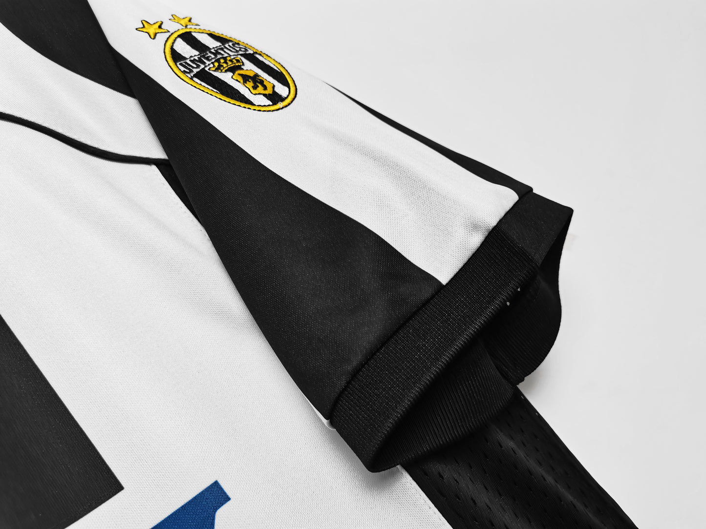 Camiseta retro Juventus 1997/98 primera equipación lateral bianconeri – Cortita y al Pie