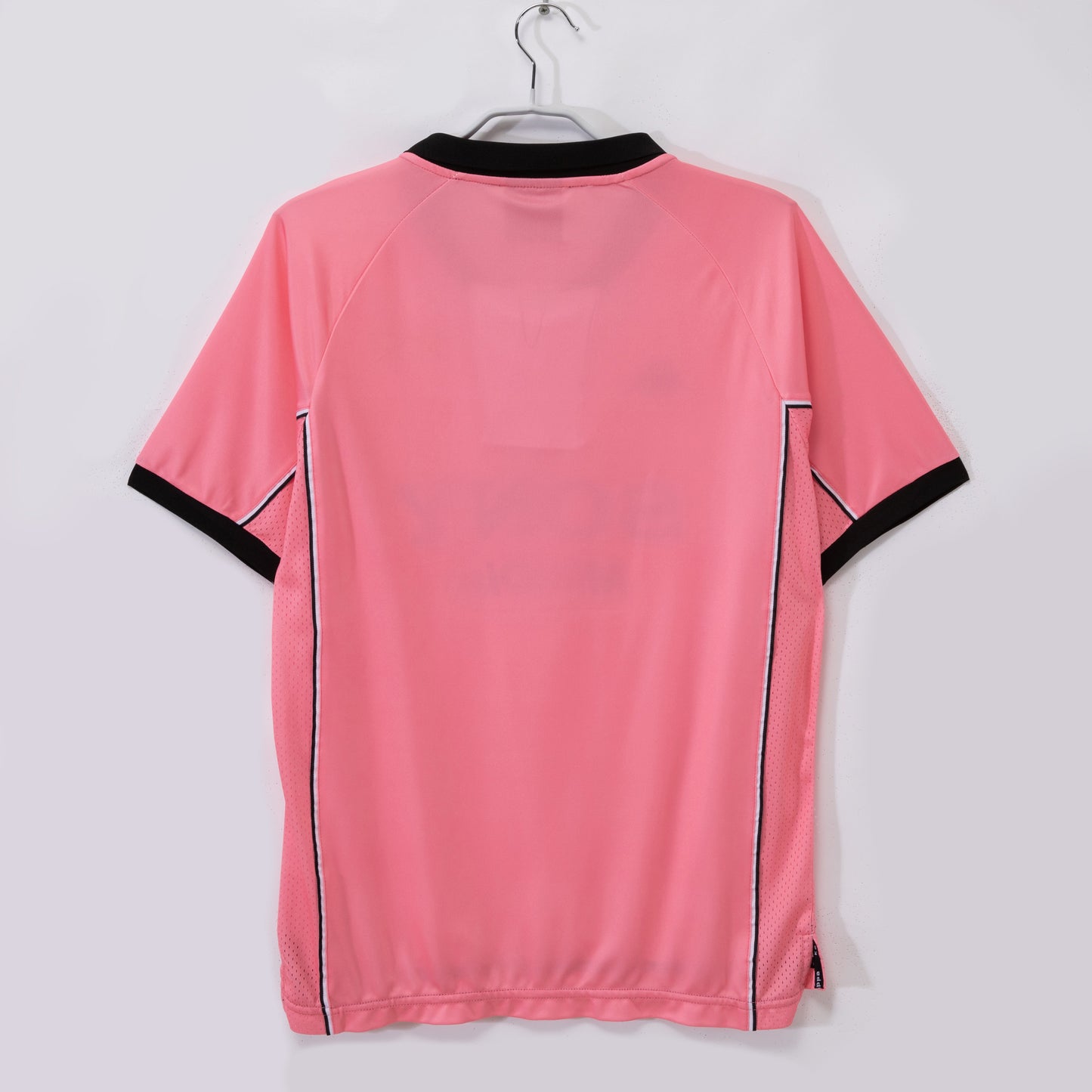 Camiseta retro Juventus 1997/98 segunda equipación detalle escudo bianconeri – Cortita y al Pie